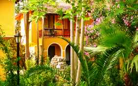 Vom grünen Garten umwachsen verteilen sich die 60 Zimmer über die gesamte Anlage. - Foto: Ingo Wandmacher